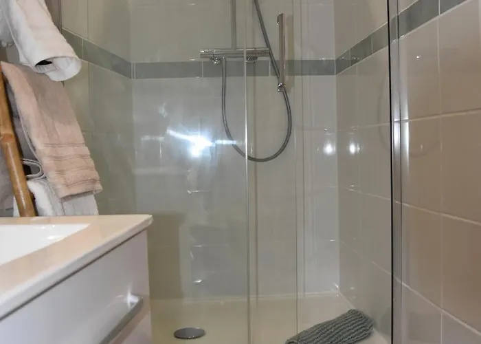 Les Demoiselles לינה וארוחת בוקר