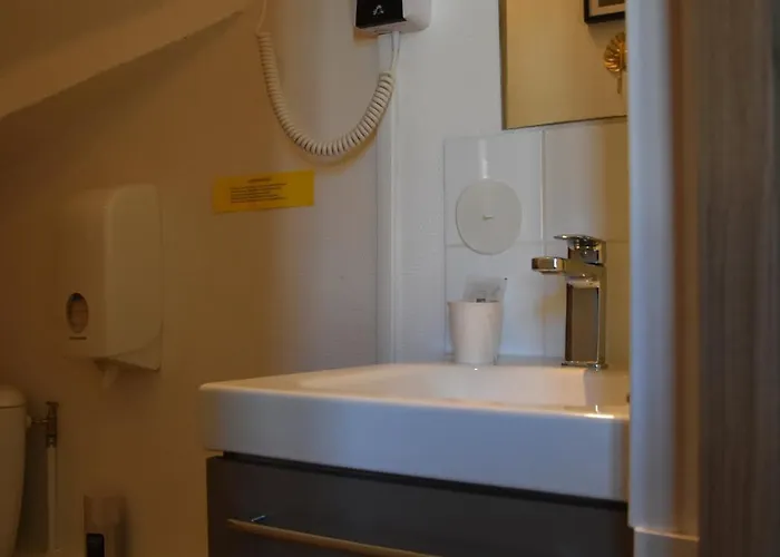 Les Demoiselles לינה וארוחת בוקר